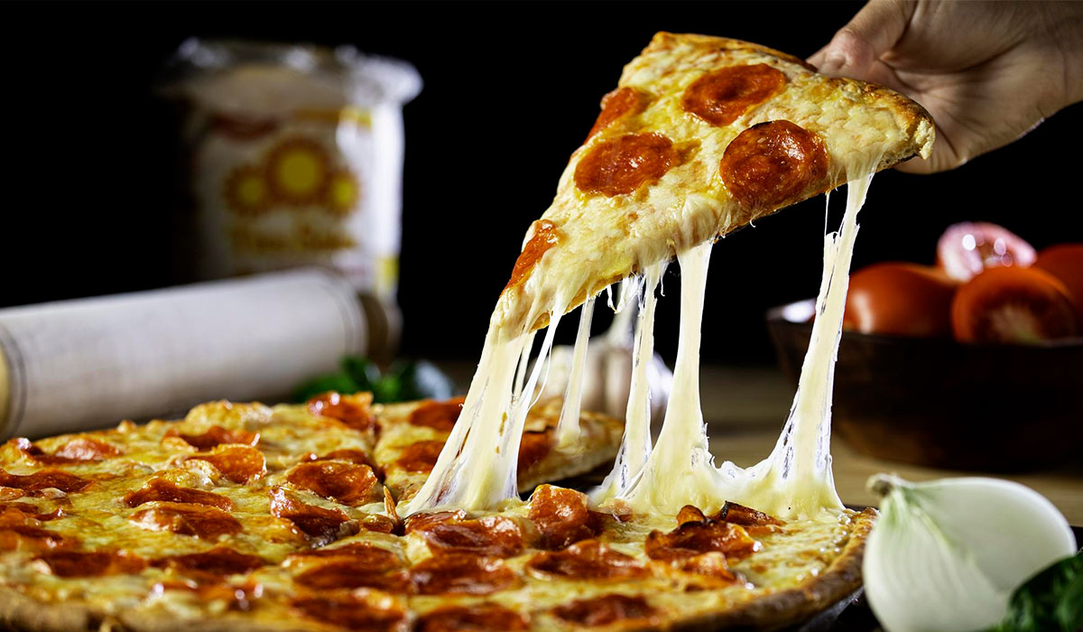 Receta para hacer pizza casera con queso mozzarella peperoni | Vesuvio